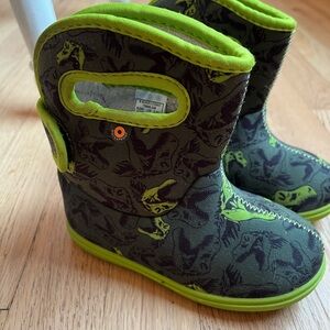 Toddler Bogs winter boots. Size 9. Green Dino.